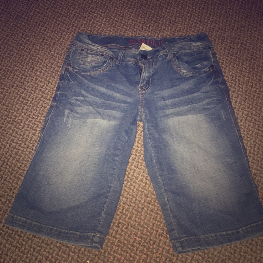 Hydraulic blue jean capris